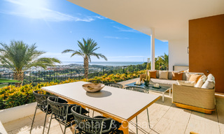 Apartamento de lujo de primera clase con impresionantes vistas al mar en venta en un resort de golf de 5* en Casares, Costa del Sol 73390 