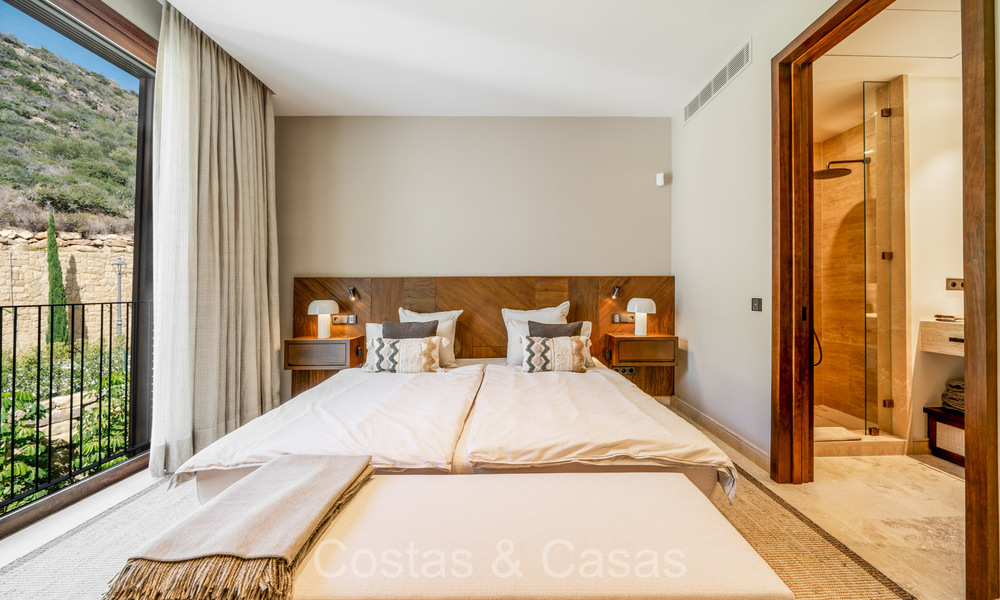 Apartamento de lujo de primera clase con impresionantes vistas al mar en venta en un resort de golf de 5* en Casares, Costa del Sol 73399