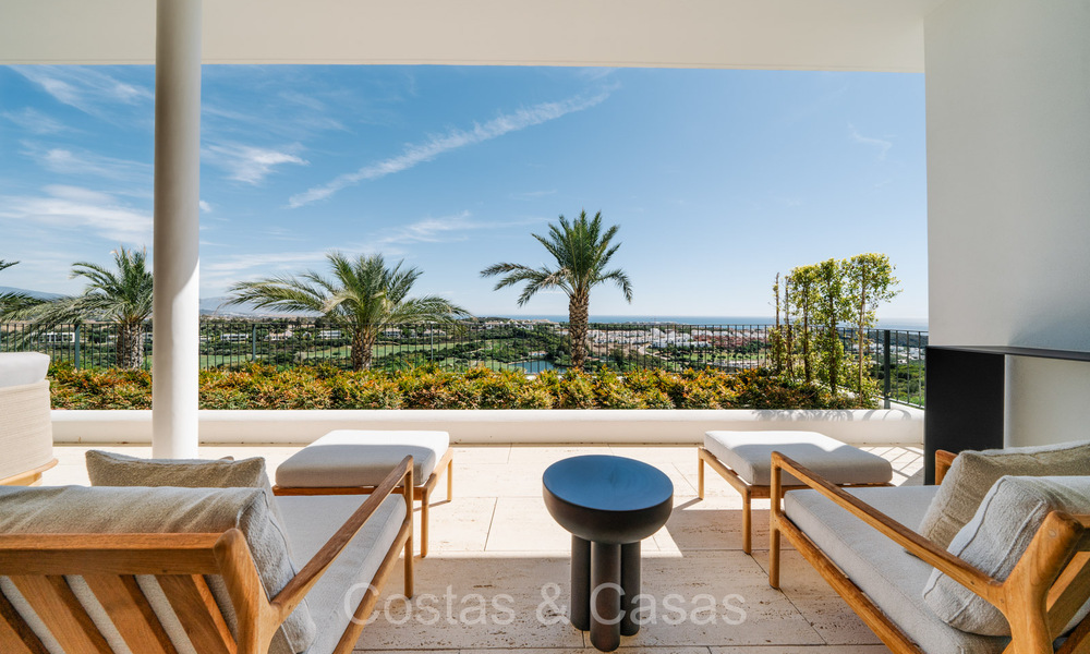 Apartamento de lujo de primera clase con impresionantes vistas al mar en venta en un resort de golf de 5* en Casares, Costa del Sol 73402