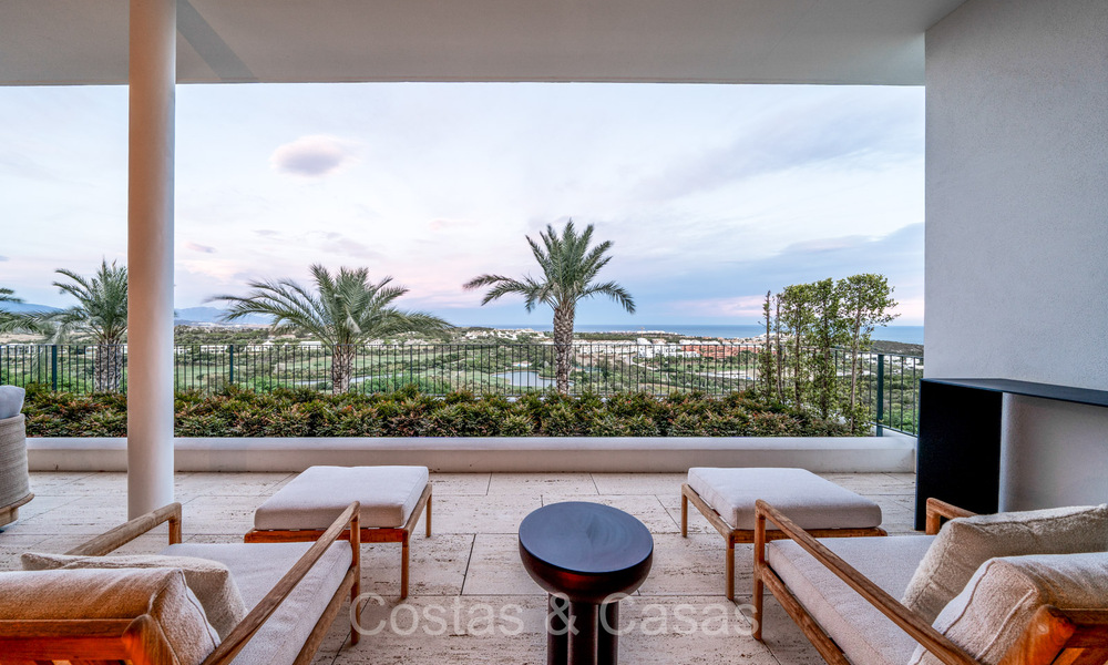 Apartamento de lujo de primera clase con impresionantes vistas al mar en venta en un resort de golf de 5* en Casares, Costa del Sol 73403