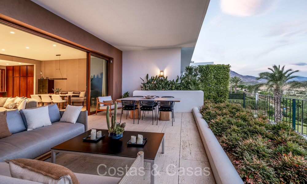 Apartamento de lujo de primera clase con impresionantes vistas al mar en venta en un resort de golf de 5* en Casares, Costa del Sol 73404