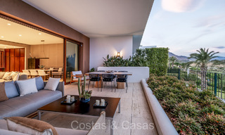 Apartamento de lujo de primera clase con impresionantes vistas al mar en venta en un resort de golf de 5* en Casares, Costa del Sol 73404 