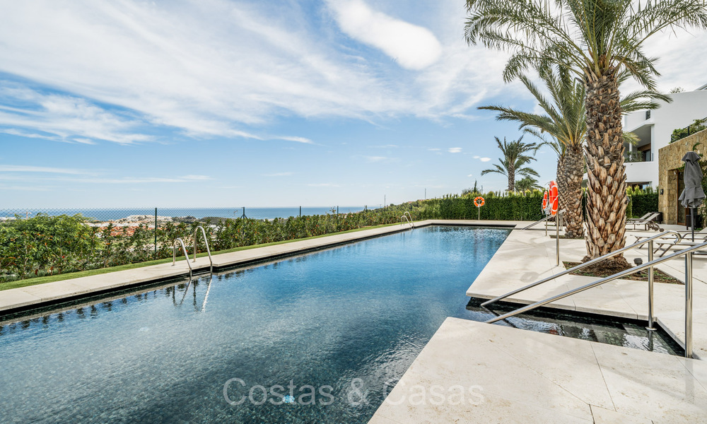 Apartamento de lujo de primera clase con impresionantes vistas al mar en venta en un resort de golf de 5* en Casares, Costa del Sol 73405