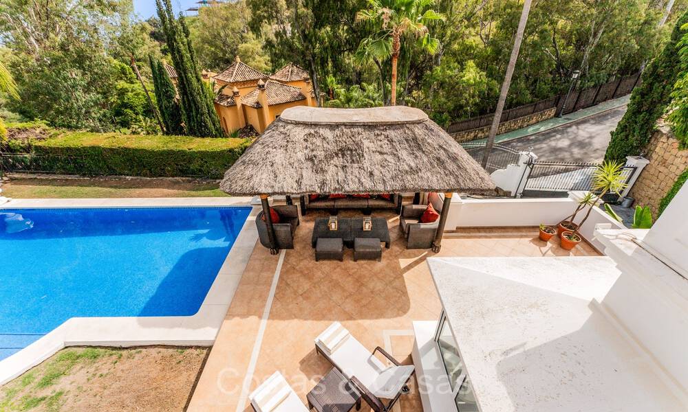 Villa de lujo tradicional española en venta con vistas al mar en una exclusiva comunidad cerrada en La Quinta, Benahavis - Marbella 73427