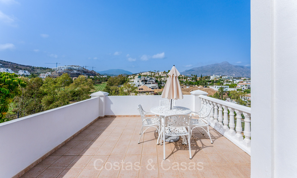 Villa de lujo tradicional española en venta con vistas al mar en una exclusiva comunidad cerrada en La Quinta, Benahavis - Marbella 73428