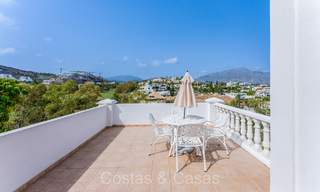 Villa de lujo tradicional española en venta con vistas al mar en una exclusiva comunidad cerrada en La Quinta, Benahavis - Marbella 73428 