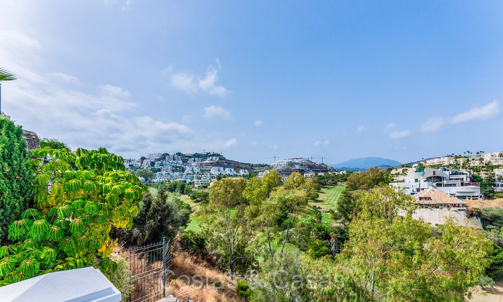 Villa de lujo tradicional española en venta con vistas al mar en una exclusiva comunidad cerrada en La Quinta, Benahavis - Marbella 73430