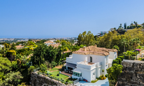 Villa de lujo tradicional española en venta con vistas al mar en una exclusiva comunidad cerrada en La Quinta, Benahavis - Marbella 773584