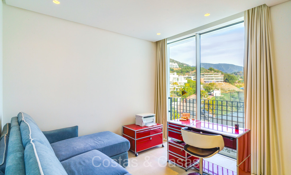 Listo para entrar a vivir, apartamento contemporáneo con vistas al mar en venta en una comunidad cerrada ubicada en las colinas de Marbella 73453