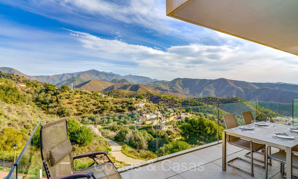 Listo para entrar a vivir, apartamento contemporáneo con vistas al mar en venta en una comunidad cerrada ubicada en las colinas de Marbella 73457