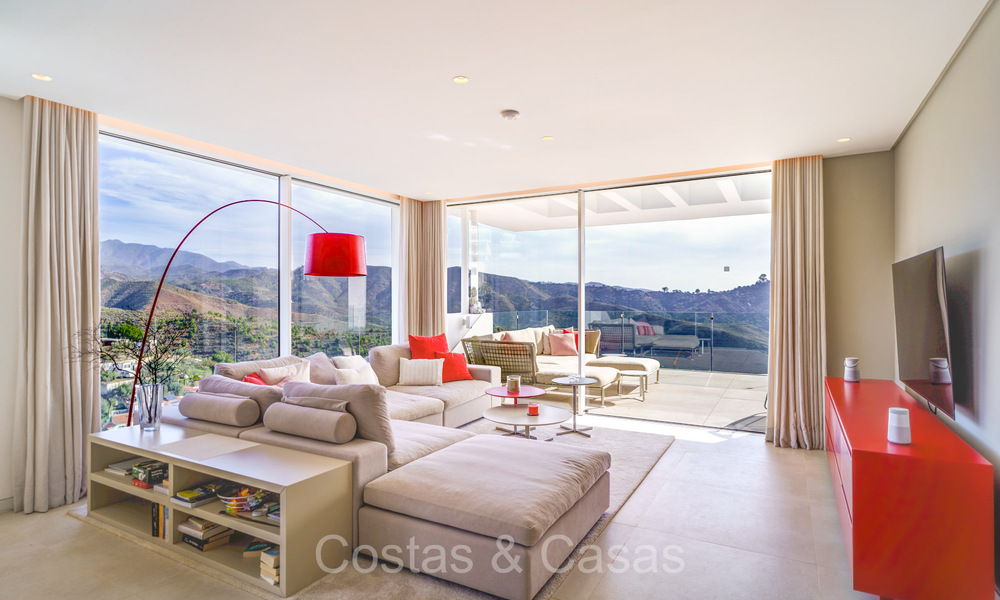 Listo para entrar a vivir, apartamento contemporáneo con vistas al mar en venta en una comunidad cerrada ubicada en las colinas de Marbella 73467