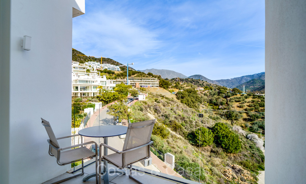 Listo para entrar a vivir, apartamento contemporáneo con vistas al mar en venta en una comunidad cerrada ubicada en las colinas de Marbella 73470