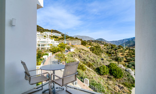 Listo para entrar a vivir, apartamento contemporáneo con vistas al mar en venta en una comunidad cerrada ubicada en las colinas de Marbella 73470 