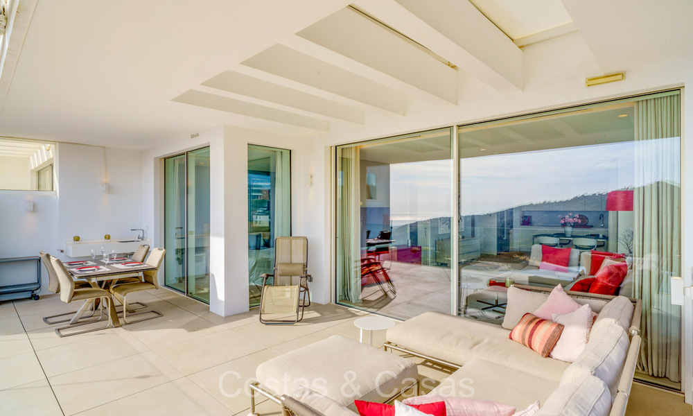 Listo para entrar a vivir, apartamento contemporáneo con vistas al mar en venta en una comunidad cerrada ubicada en las colinas de Marbella 73475