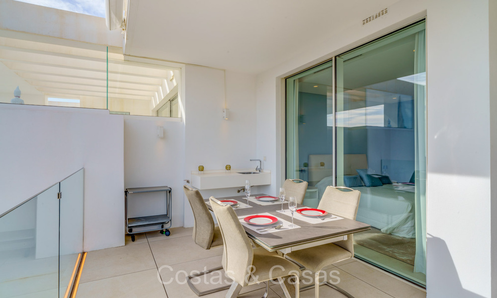 Listo para entrar a vivir, apartamento contemporáneo con vistas al mar en venta en una comunidad cerrada ubicada en las colinas de Marbella 73478