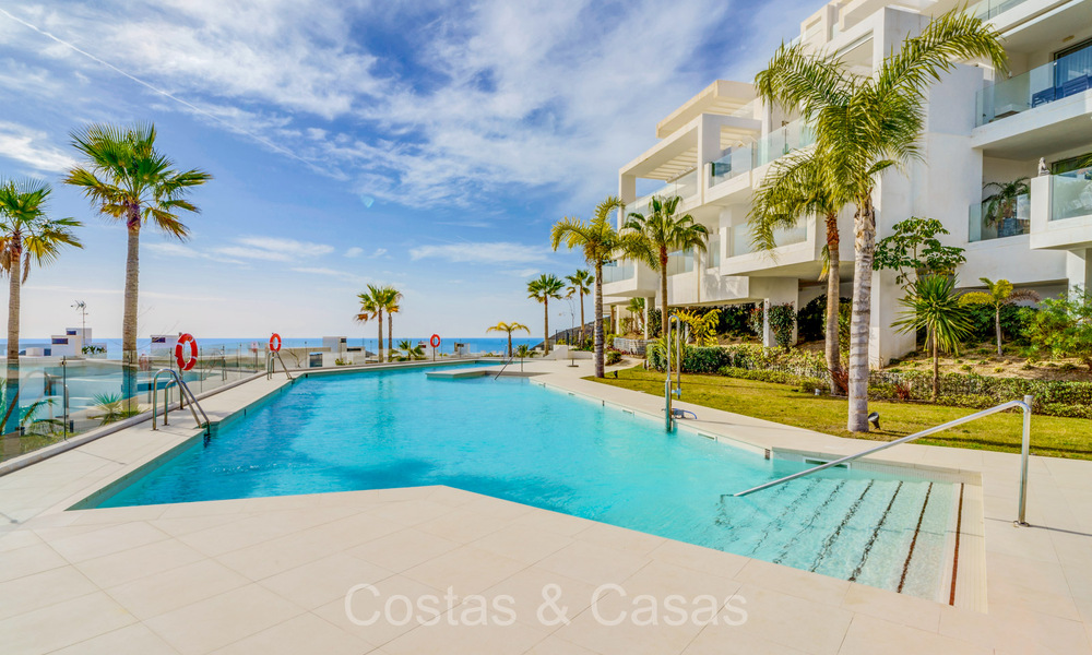 Listo para entrar a vivir, apartamento contemporáneo con vistas al mar en venta en una comunidad cerrada ubicada en las colinas de Marbella 73481