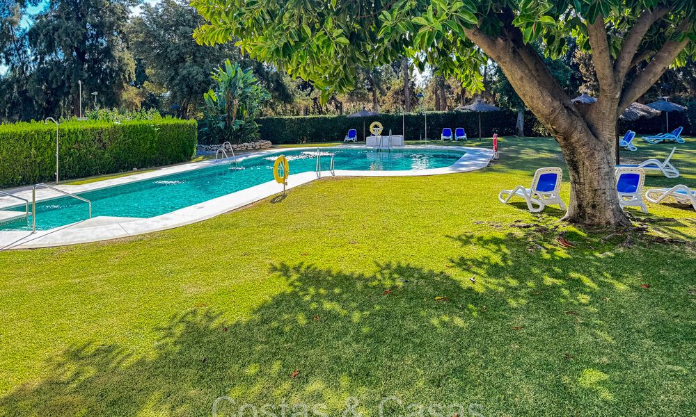 Apartamento con jardín renovado de calidad en venta, junto a un campo de golf en La Quinta, Benahavis - Marbella 73565