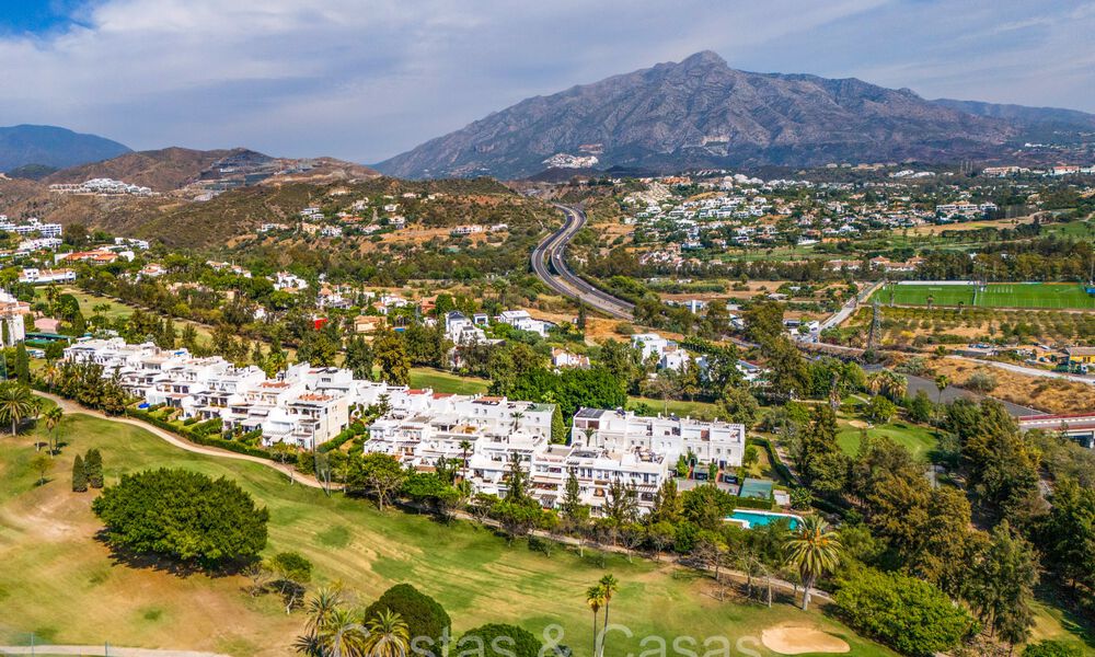 Apartamento con jardín renovado de calidad en venta, junto a un campo de golf en La Quinta, Benahavis - Marbella 73567