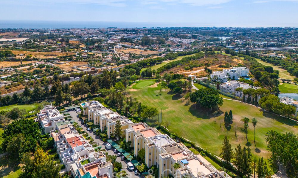 Apartamento con jardín renovado de calidad en venta, junto a un campo de golf en La Quinta, Benahavis - Marbella 73568