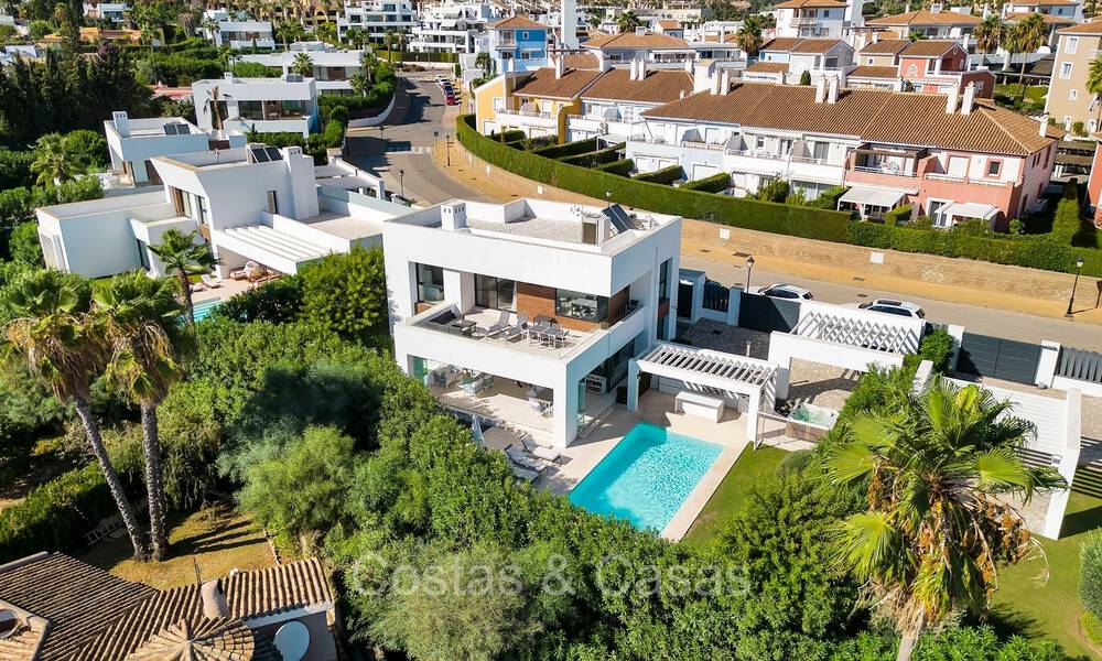 Hermosa y moderna villa de lujo en venta en una zona residencial privilegiada en la Nueva Milla de Oro entre Marbella y Estepona 73762