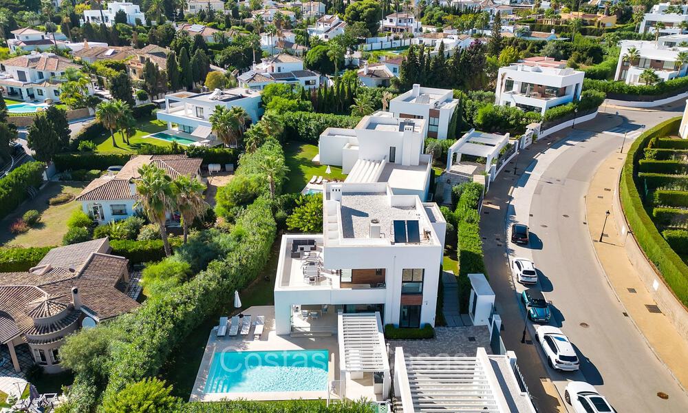 Hermosa y moderna villa de lujo en venta en una zona residencial privilegiada en la Nueva Milla de Oro entre Marbella y Estepona 73763