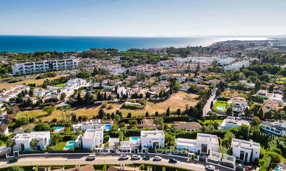 Hermosa y moderna villa de lujo en venta en una zona residencial privilegiada en la Nueva Milla de Oro entre Marbella y Estepona 73765