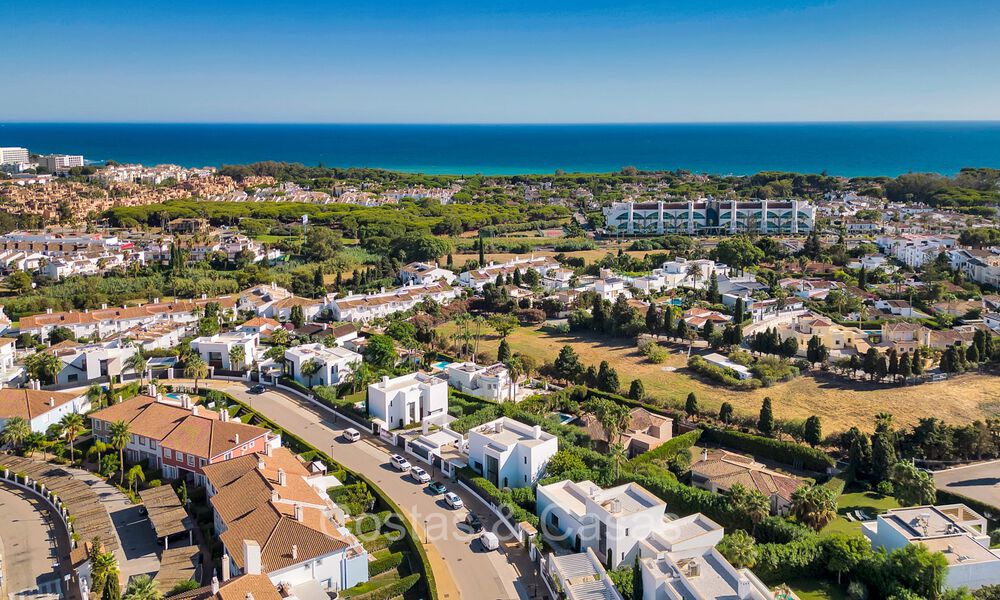 Hermosa y moderna villa de lujo en venta en una zona residencial privilegiada en la Nueva Milla de Oro entre Marbella y Estepona 73766