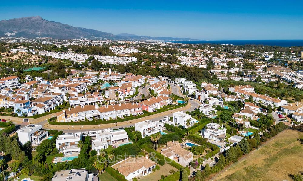 Hermosa y moderna villa de lujo en venta en una zona residencial privilegiada en la Nueva Milla de Oro entre Marbella y Estepona 73767