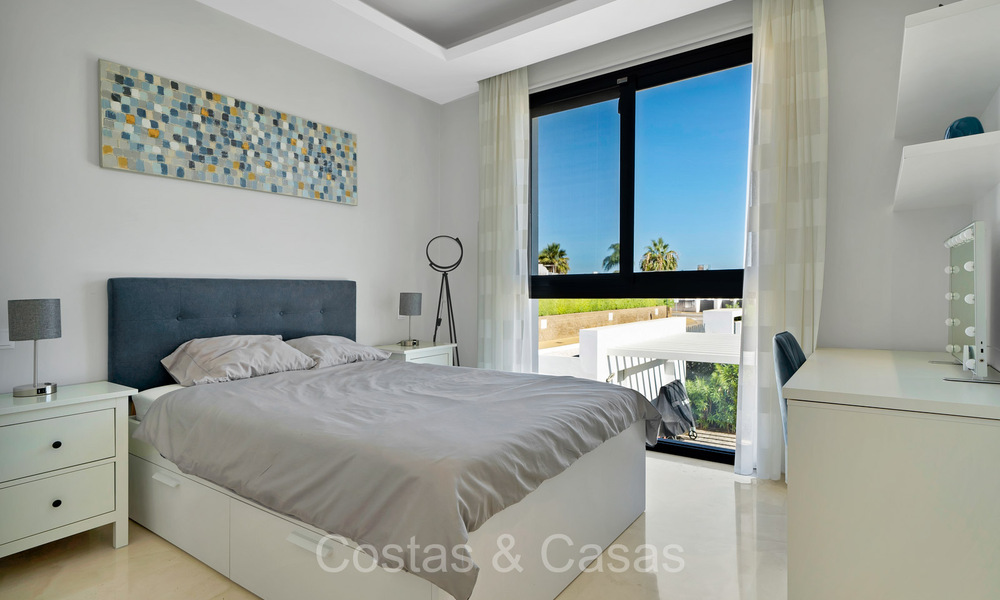 Hermosa y moderna villa de lujo en venta en una zona residencial privilegiada en la Nueva Milla de Oro entre Marbella y Estepona 73780