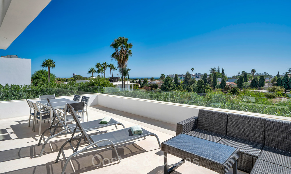 Hermosa y moderna villa de lujo en venta en una zona residencial privilegiada en la Nueva Milla de Oro entre Marbella y Estepona 73782