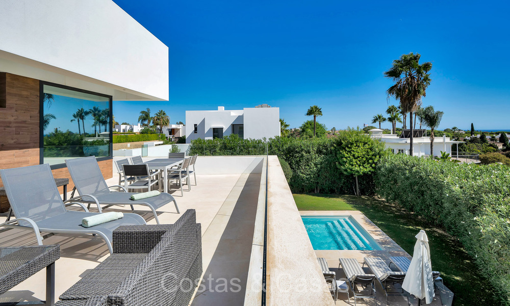 Hermosa y moderna villa de lujo en venta en una zona residencial privilegiada en la Nueva Milla de Oro entre Marbella y Estepona 73787