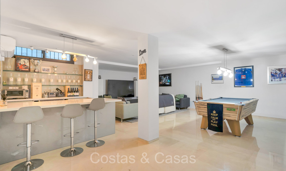 Hermosa y moderna villa de lujo en venta en una zona residencial privilegiada en la Nueva Milla de Oro entre Marbella y Estepona 73794