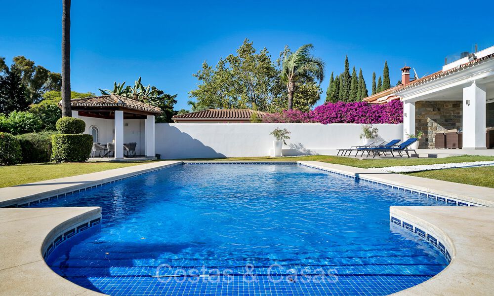 Amplia villa familiar de estilo mediterráneo en venta, primera línea de golf en la Nueva Milla de Oro, Marbella - Benahavis 73583