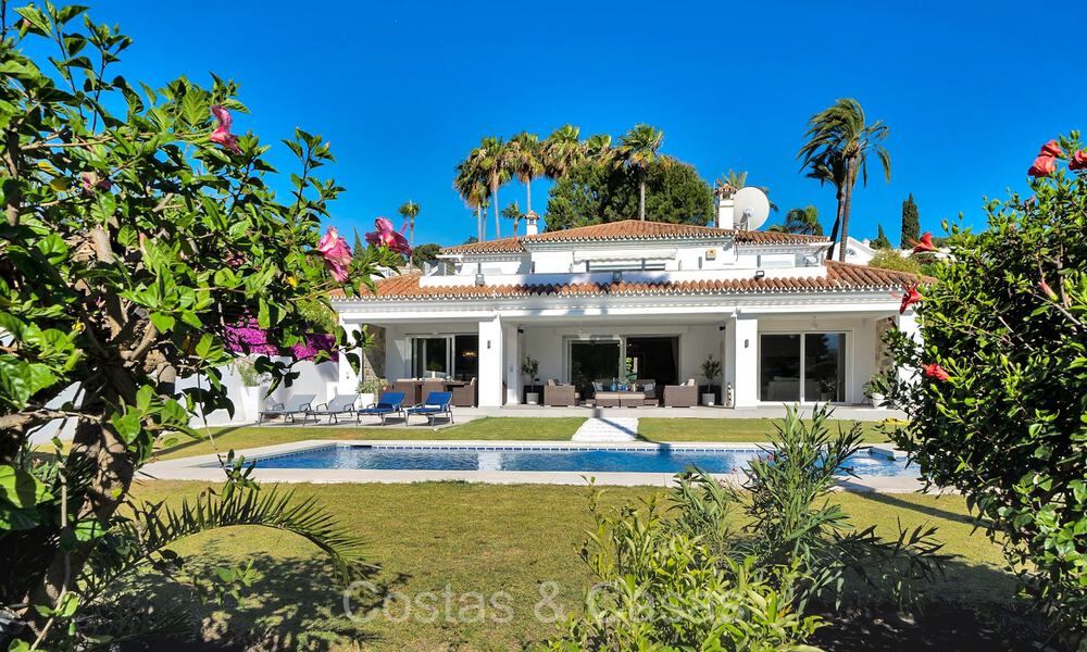 Amplia villa familiar de estilo mediterráneo en venta, primera línea de golf en la Nueva Milla de Oro, Marbella - Benahavis 73584