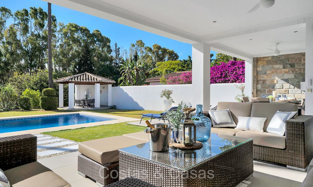 Amplia villa familiar de estilo mediterráneo en venta, primera línea de golf en la Nueva Milla de Oro, Marbella - Benahavis 73586