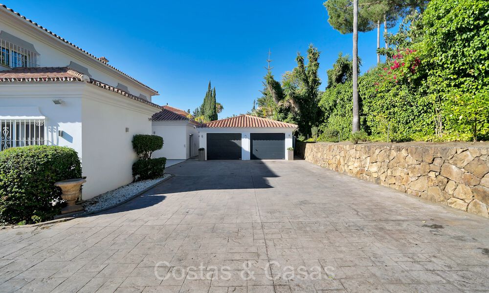 Amplia villa familiar de estilo mediterráneo en venta, primera línea de golf en la Nueva Milla de Oro, Marbella - Benahavis 73587