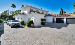 Amplia villa familiar de estilo mediterráneo en venta, primera línea de golf en la Nueva Milla de Oro, Marbella - Benahavis 73588 