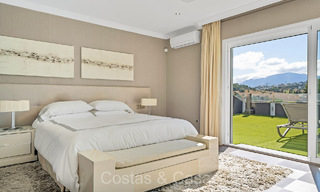 Amplia villa familiar de estilo mediterráneo en venta, primera línea de golf en la Nueva Milla de Oro, Marbella - Benahavis 73616 