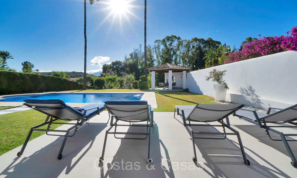 Amplia villa familiar de estilo mediterráneo en venta, primera línea de golf en la Nueva Milla de Oro, Marbella - Benahavis 73630