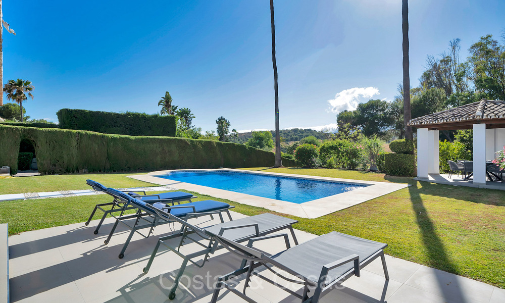 Amplia villa familiar de estilo mediterráneo en venta, primera línea de golf en la Nueva Milla de Oro, Marbella - Benahavis 73632