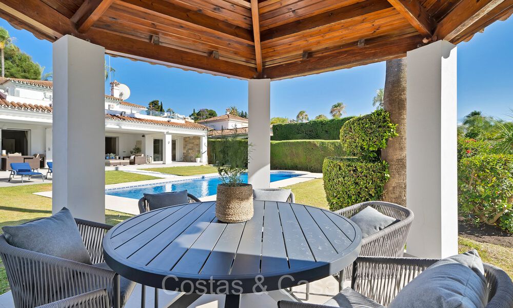 Amplia villa familiar de estilo mediterráneo en venta, primera línea de golf en la Nueva Milla de Oro, Marbella - Benahavis 73634