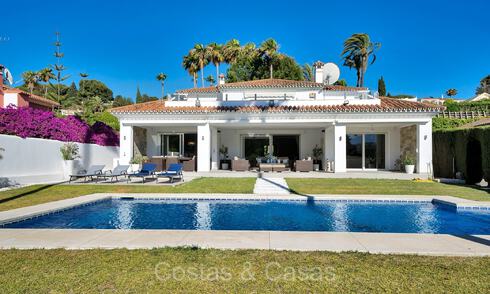 Amplia villa familiar de estilo mediterráneo en venta, primera línea de golf en la Nueva Milla de Oro, Marbella - Benahavis 73635