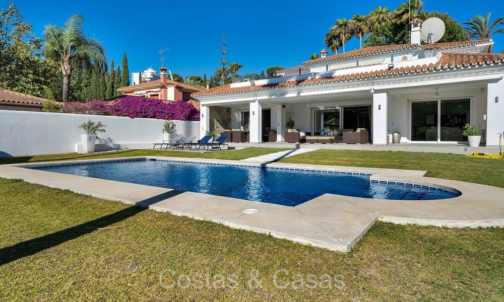 Amplia villa familiar de estilo mediterráneo en venta, primera línea de golf en la Nueva Milla de Oro, Marbella - Benahavis 73636