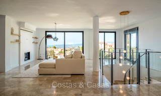 Hermosa villa de estilo mediterráneo contemporáneo en venta con vistas panorámicas al mar en las colinas de Mijas, Costa del Sol 73654 