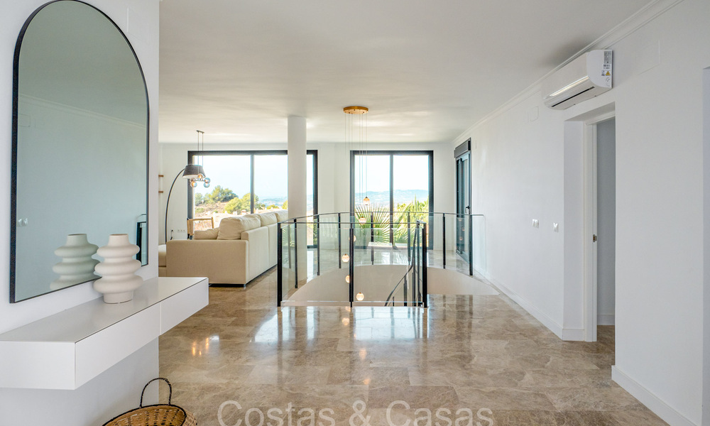 Hermosa villa de estilo mediterráneo contemporáneo en venta con vistas panorámicas al mar en las colinas de Mijas, Costa del Sol 73657