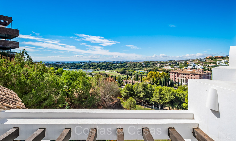 Ático moderno en primera línea de golf con hermosas vistas al golf y al mar en venta en un complejo de golf de 5* en Marbella - Benahavis 73682