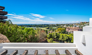 Ático moderno en primera línea de golf con hermosas vistas al golf y al mar en venta en un complejo de golf de 5* en Marbella - Benahavis 73682 