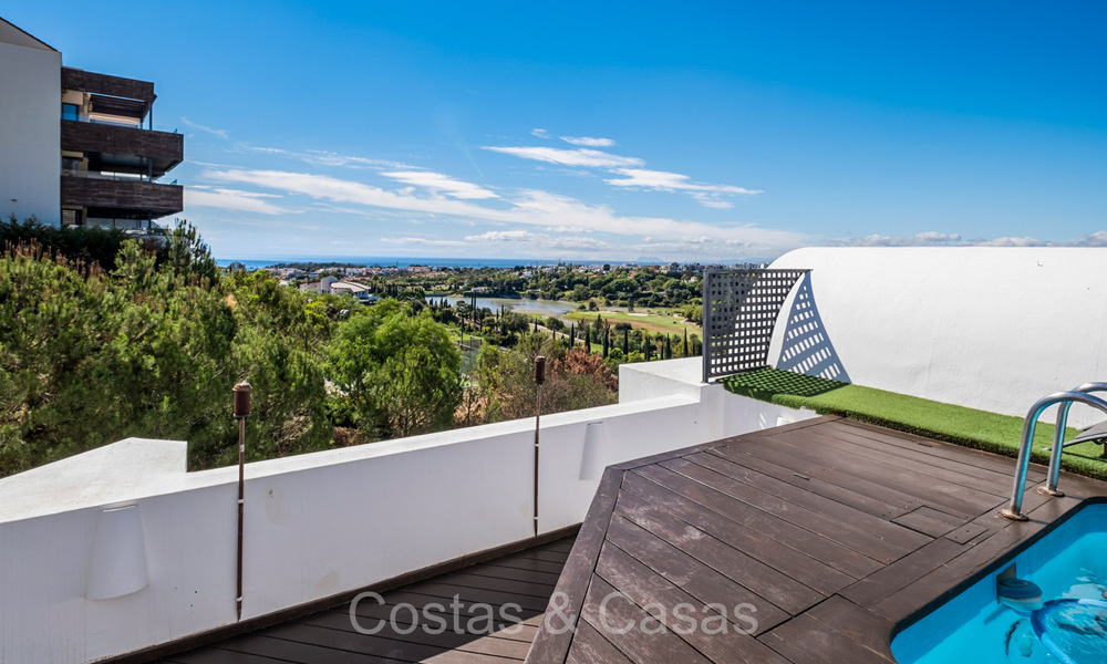 Ático moderno en primera línea de golf con hermosas vistas al golf y al mar en venta en un complejo de golf de 5* en Marbella - Benahavis 73685