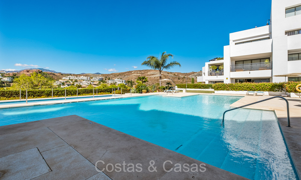 Ático moderno en primera línea de golf con hermosas vistas al golf y al mar en venta en un complejo de golf de 5* en Marbella - Benahavis 73687