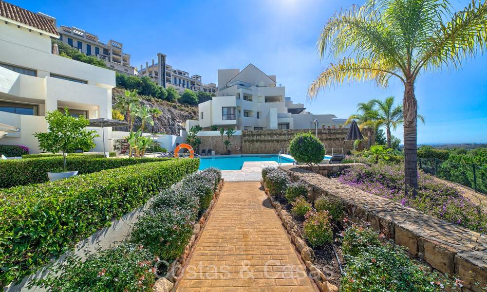 Ático moderno en primera línea de golf con hermosas vistas al golf y al mar en venta en un complejo de golf de 5* en Marbella - Benahavis 73689